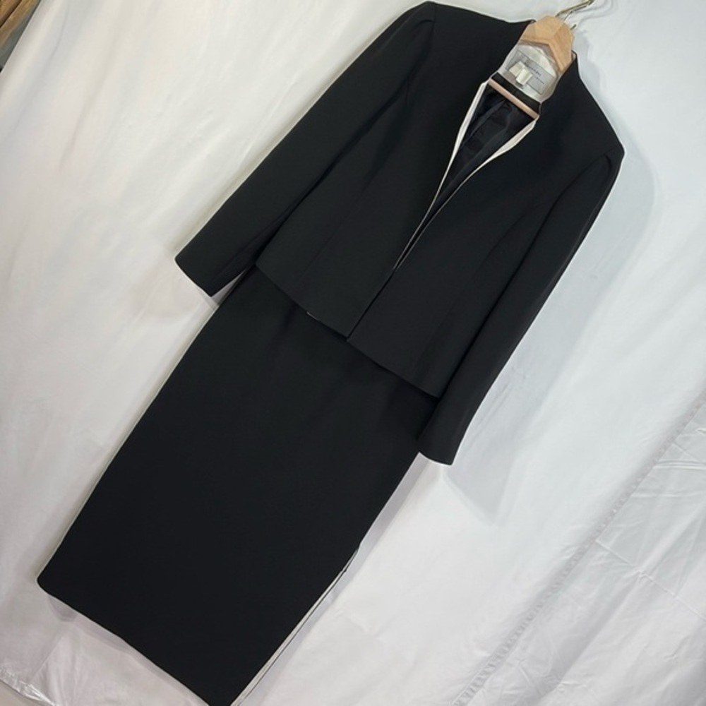 🪭 Tahari, black and white crêpe and satin two piece long skirt suit